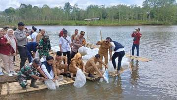Pemkab OKUS Tebar Bibit Ikan di Kisam Tinggi