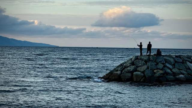 Memancing Sore di Kampung Nelayan Palu