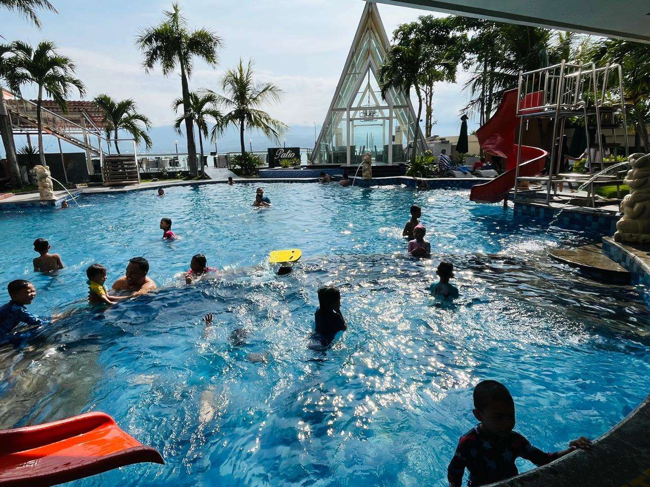 Keseruan Akhir Pekan di Kolam Renang Favorit
