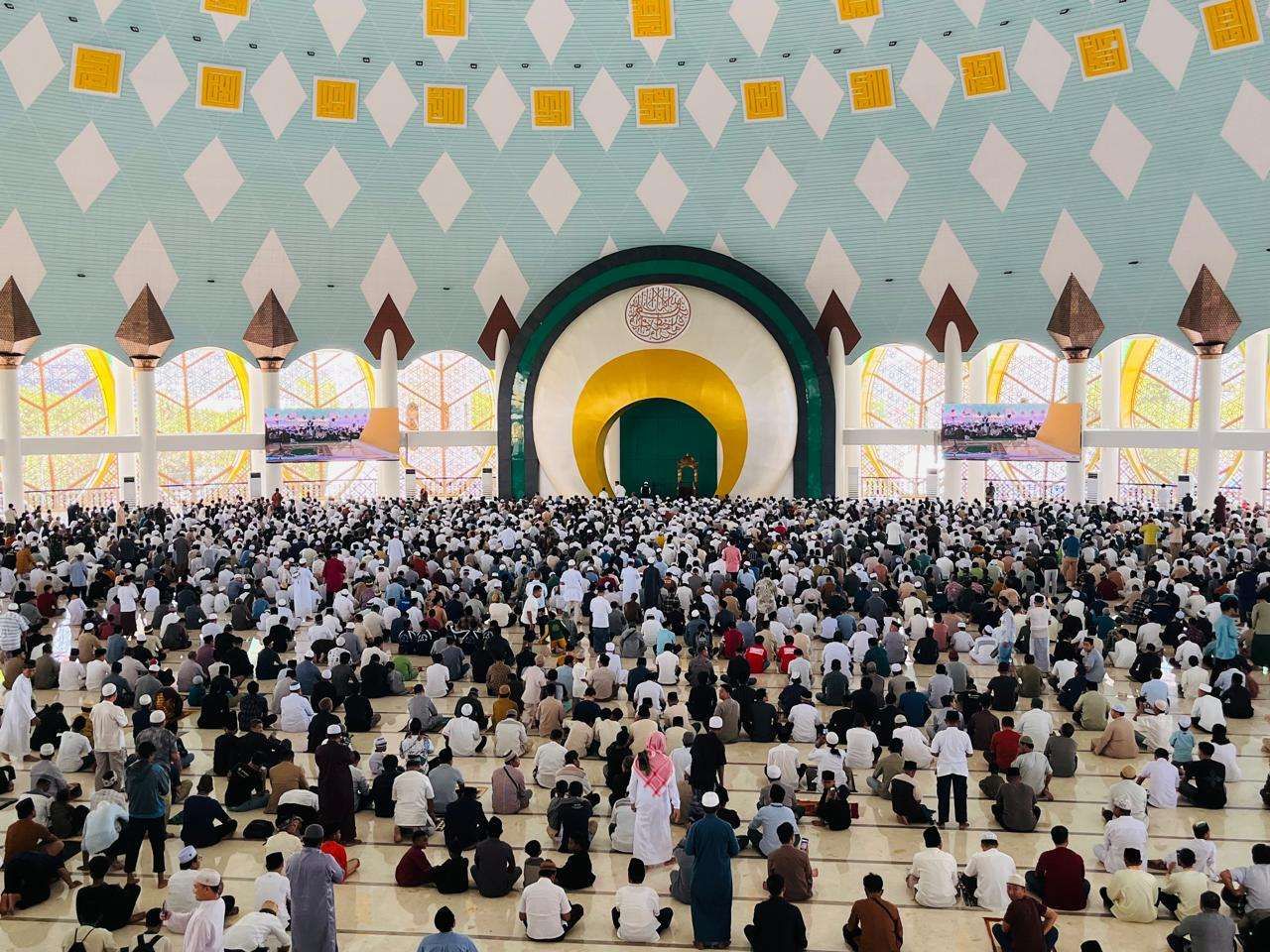Sholat Jumat Perdana di Masjid Raya Baitul Khairat 