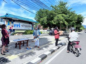 DWP RRI Palu Bagikan Takjil Gratis untuk Warga