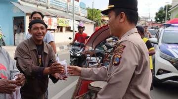 Polres Donggala Berbagi Takjil Kepada Masyarakat