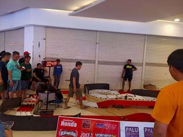 Komunitas Tamiya Ramaikan Area Balap Mobil Mainan di Palu Grand Mall