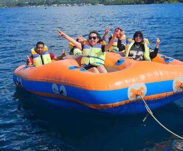 Serunya Wahana Donat Boat di Pantai Tanjung Karang