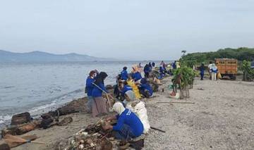 Aksi Bersih-bersih Pantai Dupa Menjaga Kelestarian Lingkungan 