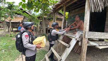 Brimob Polda Sulteng Patroli dan Baksos Desa Galumpung