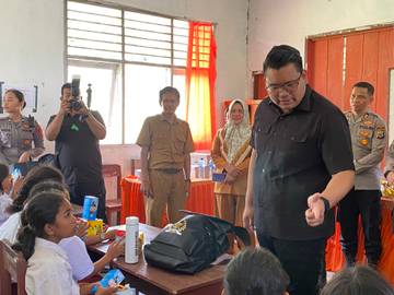 Waka-MPR Salurkan Bantuan Seragam bagi Siswa di Balumpewa