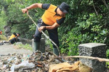Peduli Lingkungan, Polres-Donggala Gelar Baksos di Sejumlah Pantai