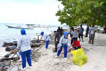 Lanal Palu Bersama Posal Gelar Aksi Bersih Pantai 