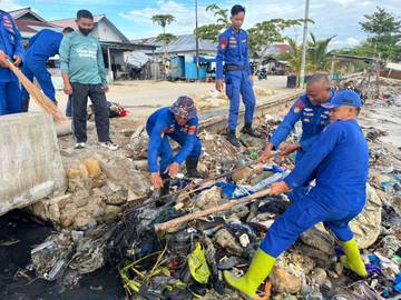 Satpolairud, TNI AL Bersama Warga Bersihkan Pantai Bantaya