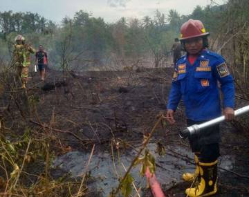 BPBD Parimo dan Tim Bersiaga Padamkan Titik Api