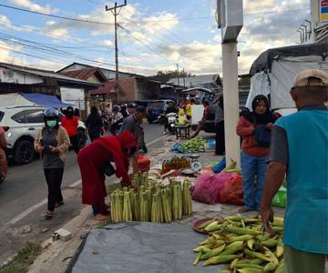 Pasar Tradisonal Lasoani Padat Pengunjung