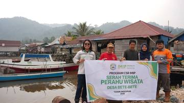 IMIP Beri Bantuan Perahu untuk Desa Bete-Bete