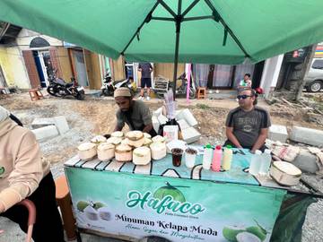 Segarnya Kelapa Muda Praktis di CFD Palu