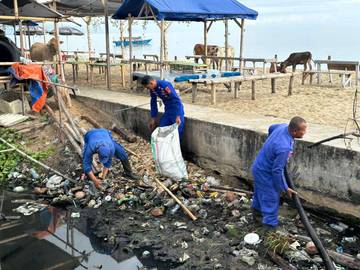 Satpolairud Polres Parimo Kurve Bersihkan Pantai Bambalemo
