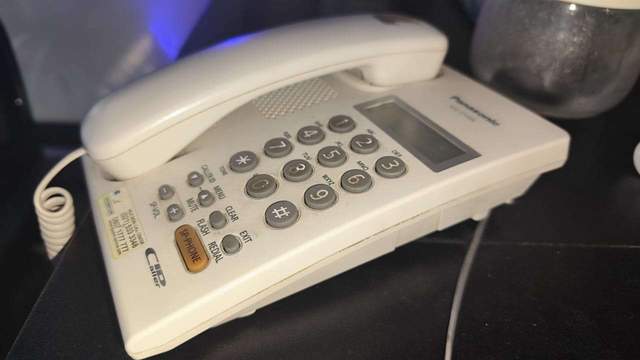 Telepon Kabel dari Alat Komunikasi Utama Jadi Pajangan Nostalgia