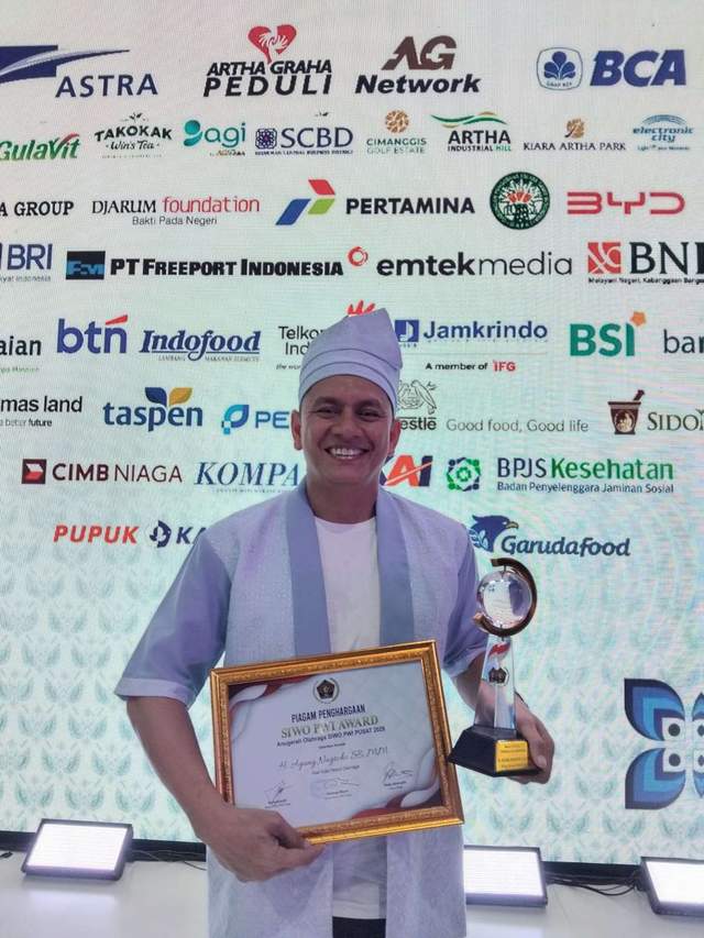 Walikota Pekanbaru Terima Anugerah SIWO PWI Award