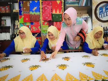 Dewi Asdinar Geliatkan Ekonomi dan Lahirkan Ikon Daerah dari Batik Mandau