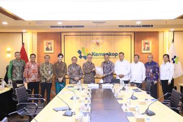 Kemenkop RI Serahkan Daftar Koperasi Aktif Kepada OJK