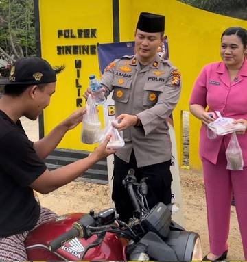 Kapolsek Singingi Hilir Bagikan Takjil kepada Masyarakat