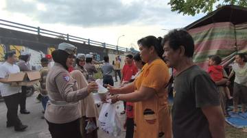 Polisi Lalu Lintas Bagikan Takjil kepada Pengungsi Banjir