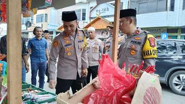 Kapolres Kuansing Cek Pengamanan di Pasar Ramadan Kuantan Tengah