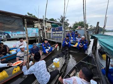 Ditpolairud Polda Riau Bagikan Sembako dan Berbuka Bersama Nelayan