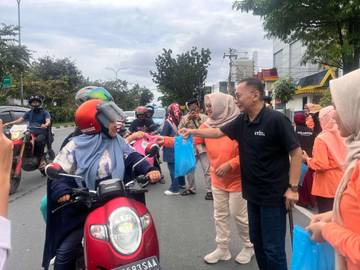 DWP RRI Pekanbaru berbagi takjil gratis 