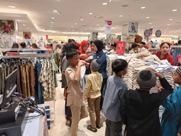 Riau Petroleum Ajak Anak Yatim Belanja Baju Raya