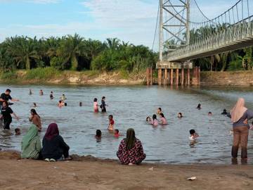 Sensasi Mandi Saat Kemarau Tiba di Sungai Kampar