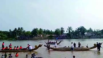 Meriahnya Festival Dragon Boat Desa Teratak Buluh, Kampar.