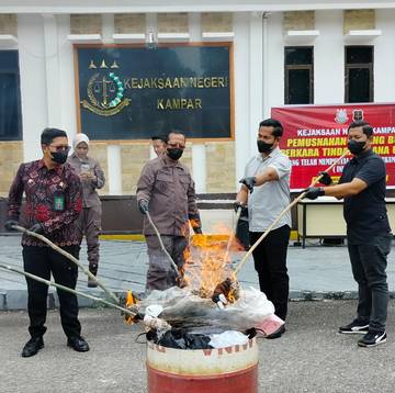 Kejari Kampar Musnahkan Barang Bukti 84 Perkara