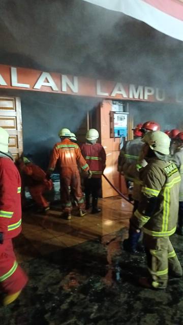 Ruko Asia Elektikal Terbakar, Api dari Lantai Satu
