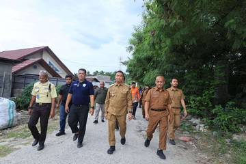 Wawako Tinjau Jalan Rusak Nurul Amal