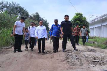 Wawako Pekanbaru Tinjau Jalan Rusak Tuah Madani