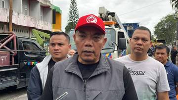 Pemko Pekanbaru Evakuasi Tiang Fiber Optik Tumbang