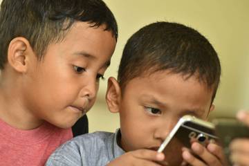 Membantu Anak Mengurangi Media Sosial Tanpa Paksaan
