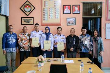 Serahkan SK CPNS Kepada Tiga Orang Alumni PTDI-STTD