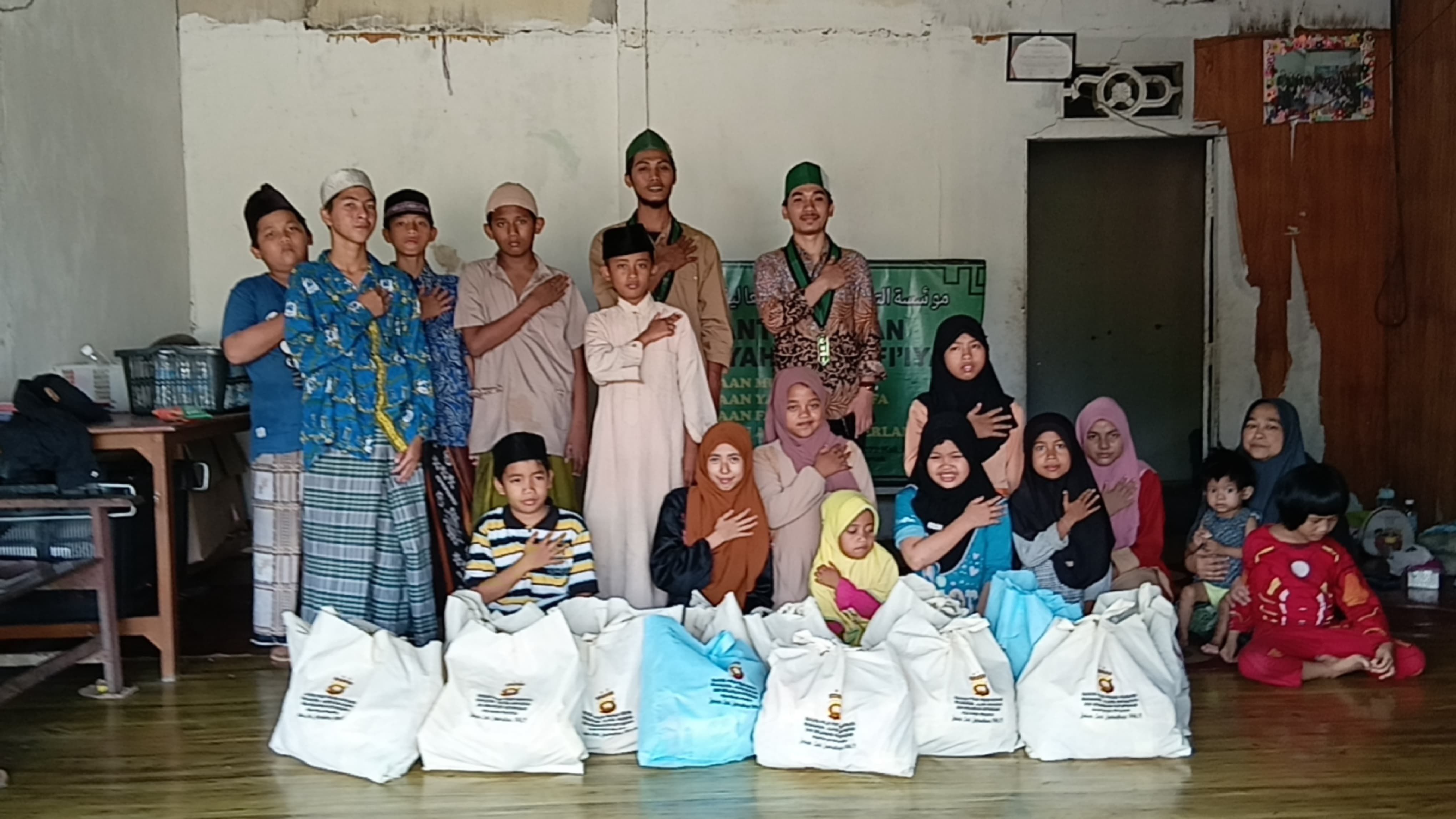 HMI Kalbar Salurkan Bantuan Sembako ke Panti Asuhan - RRI.co.id