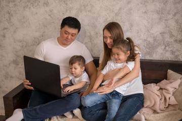 Panduan Penggunaan Internet Berdasarkan Usia Anak