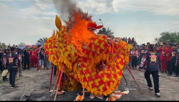 Replika Naga CGM Pontianak Jalani Ritual Pembakaran