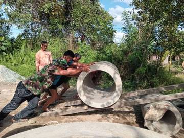 Warga dan Satgas TMMD Kodim Bengkayang Siapkan Gorong-Gorong  