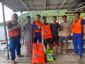 Bantuan Life Jacket untuk Nelayan Pulau Lemukutan
