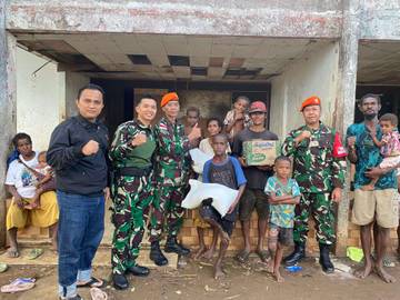 Prajurit Yonko-465 Kopasgat Salurkan Bantuan ke Warga Merauke