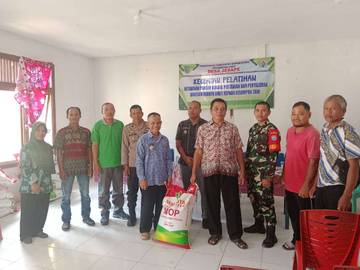 Babinsa 1209-06/Ledo Aktif Dampingi Penyaluran Bibit Kepada Petani