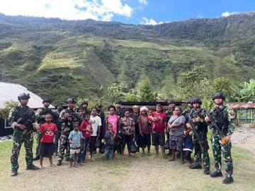 Satgas Korpasgat Pos Mulia Hadirkan Senyum Warga Papua 