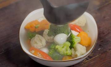 Sop Ayam Telur Tahu Bulat, Hangat, Gurih Menggoda!
