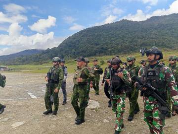 Pangkogabwilhan III Tinjau Pos Satgas Korpasgat Distrik Sinak