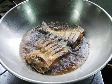 Tips Memasak Pemula: Menggoreng Ikan Tanpa Cipratan Minyak