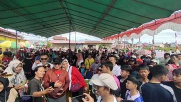 Sujiwo Hadiahkan Umroh Jalan Sehat HUT Teluk Kapuas